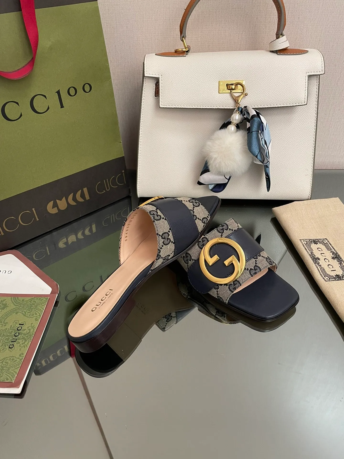 👟👟Ex-factory price 440👟👟 GuCCl high-end boutique 2024 round interlocking double GG new sandals, original and original quality! Every detail has been carefully crafted and can be compared with ZG, the quality is the same!  Fabric: Original customized waxed leather Hardware: Dongguan Dachang mold-opening hardware round interlocking double G buckle Lining/foot pads: High-end custom sheepskin lining Heel height: 1.0CM Outsole: Italian genuine leather sole Size: 35-41 (40 41 customized, non-returnable) Original high-end packaging!  The GucCi Blondie series made its debut in Los Angeles during the "Gucci March of Love" series of fashion shows, showing its outstanding charm on the star-studded Hollywood Walk of Fame. The new series echoes the style shown in the recent series, blending retro aesthetics and modern fashion to integrate different eras! The monogram pattern of the brand founder comes from the archive design of the 1970s, vividly interpreting this mid-heeled shoe💋👏 ●Circular interlocking Double G details. Flat heel ●1.0 cm heel height ●Italian creation Green full set of high-end original packaging